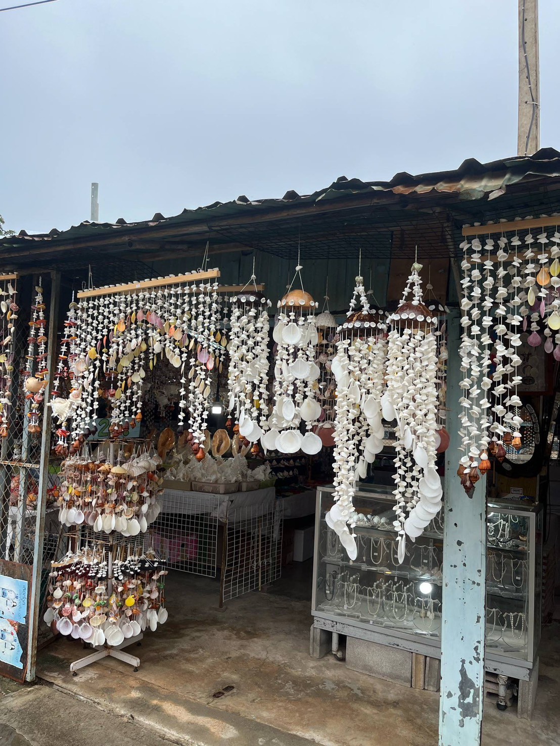 🧺 ร้านของฝากเขาตะเกียบ – แวะก่อนกลับ เติมความอร่อยใส่กระเป๋า!