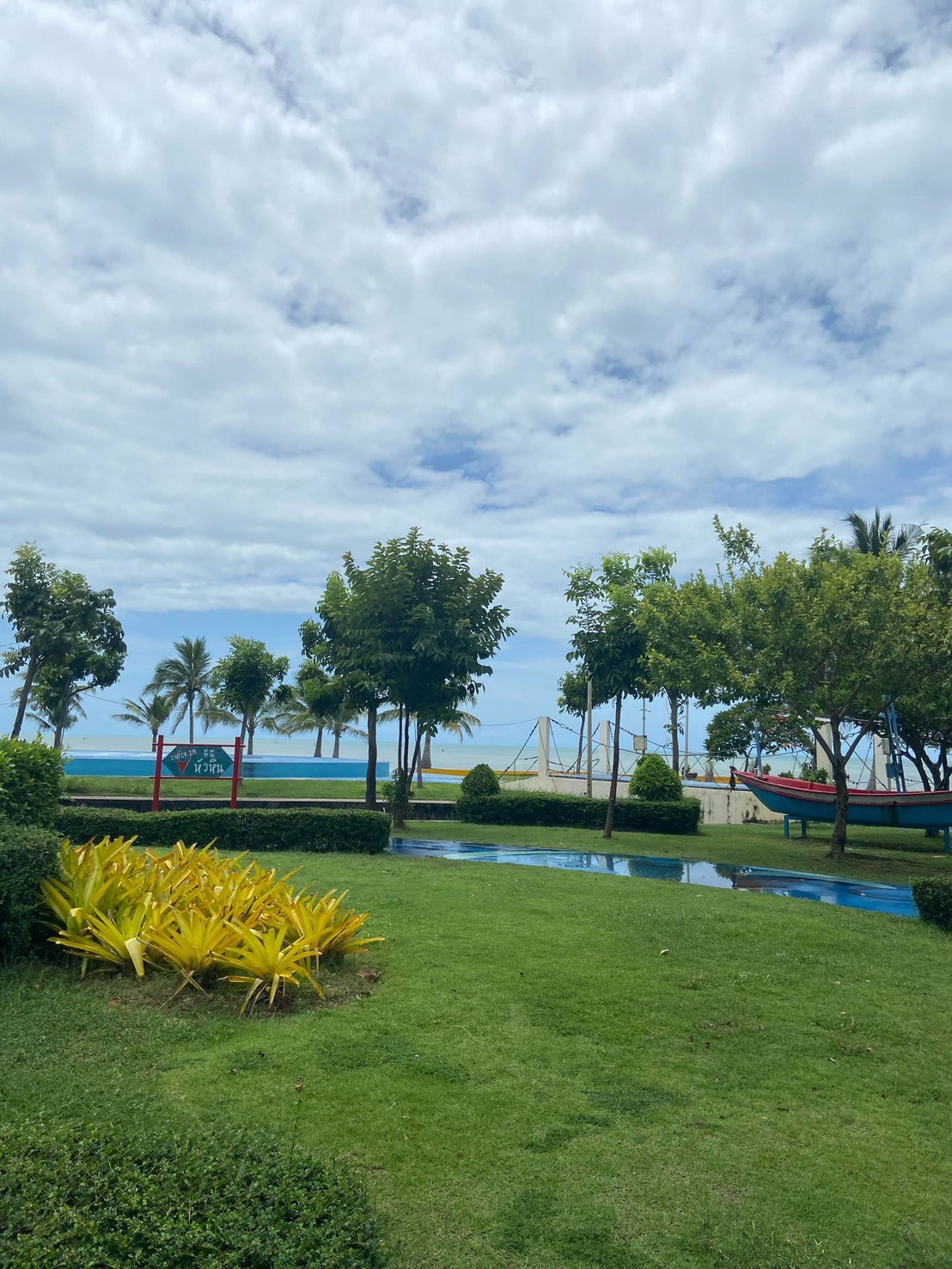 🌿 สวนหลวงราชินี 19 ไร่ หัวหิน – พื้นที่พักผ่อนสุดชิล ติดทะเล เดินเล่นได้ทั้งวัน